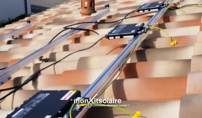 Pose de micro-onduleurs pour l'installation du kit solaire autoconsommation de Luc